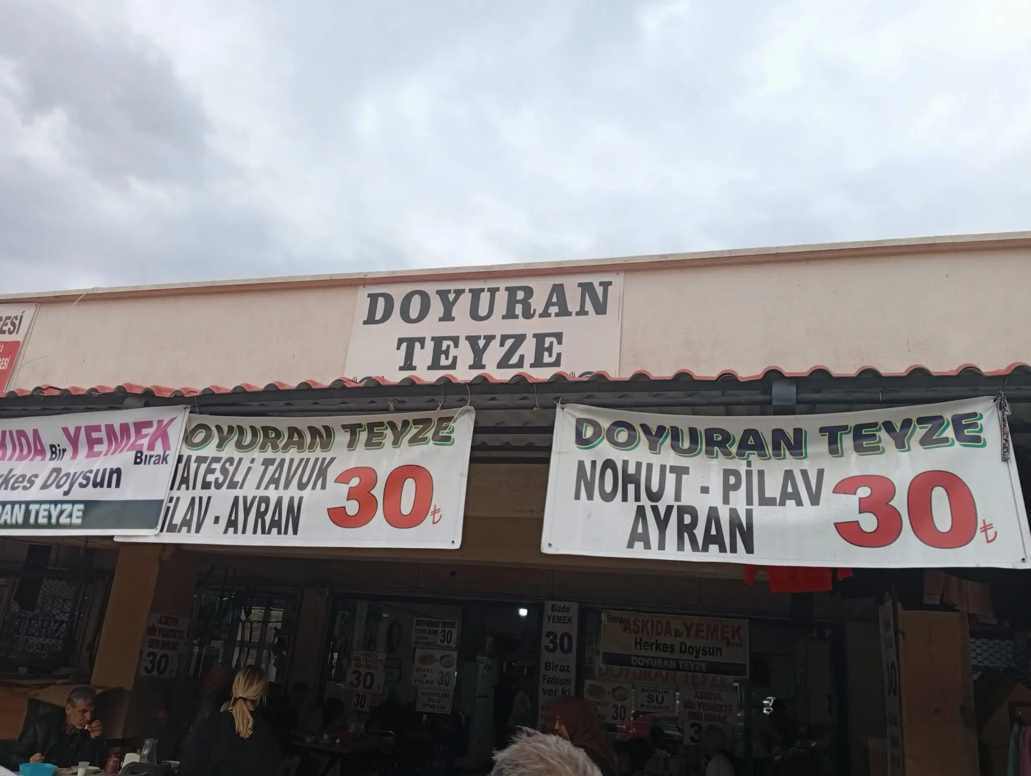 SALİHLİ’DE 30 YILLIK LEZZET VE DAYANIŞMA HİKÂYESİ DOYURAN TEYZE’DE SICAK YEMEK 30 TL, ASKIDA YEMEK DAYANIŞMASI DEVAM EDİYOR  ÖZEL HABER – GAZETE EFSANE / ŞAHİN KAYA